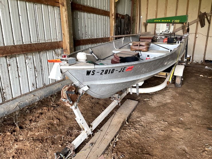 #5492-•-14'-alumacraft-boat-with-chrysler-20hp-outboard-motor-image-1