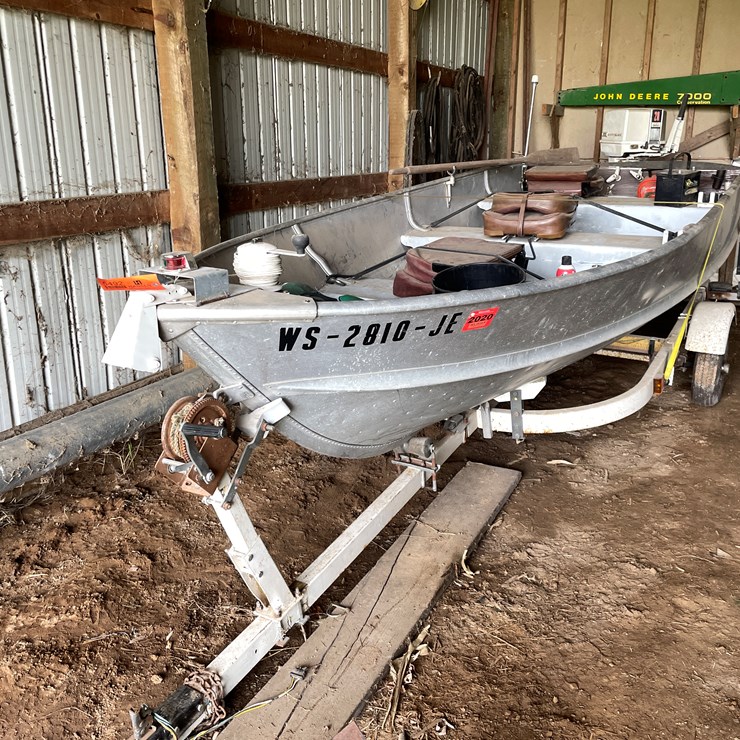 #5492 • 14' Alumacraft Boat with Chrysler 20HP Outboard Motor