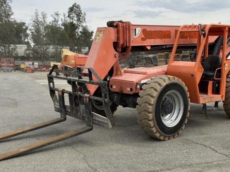 2013-jlg-8042-image-1