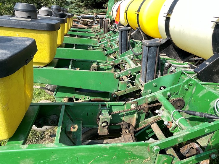 #5551-•-john-deere-p7000-planter-seeder-image-29