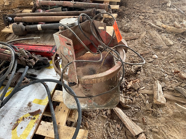 #5559-•-miscellaneous-cylinders,-hoses,-planter-parts,-and-more-image-4