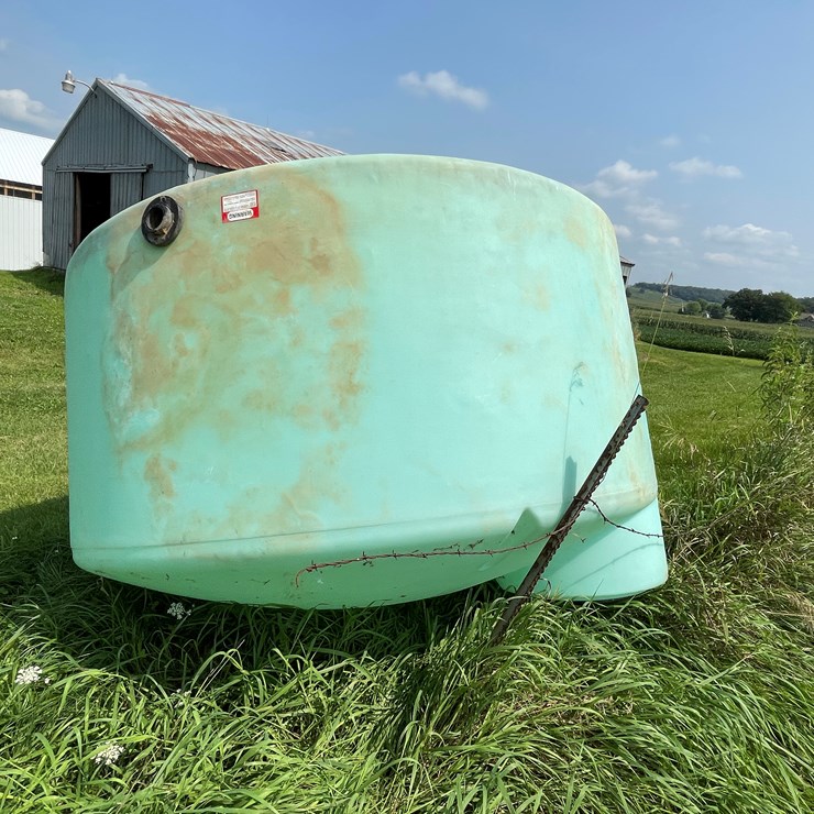 #5491 • 1000 Gallon Poly Tank