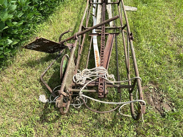 #5505-•-john-deere-61'-metal-bale-elevator-image-5