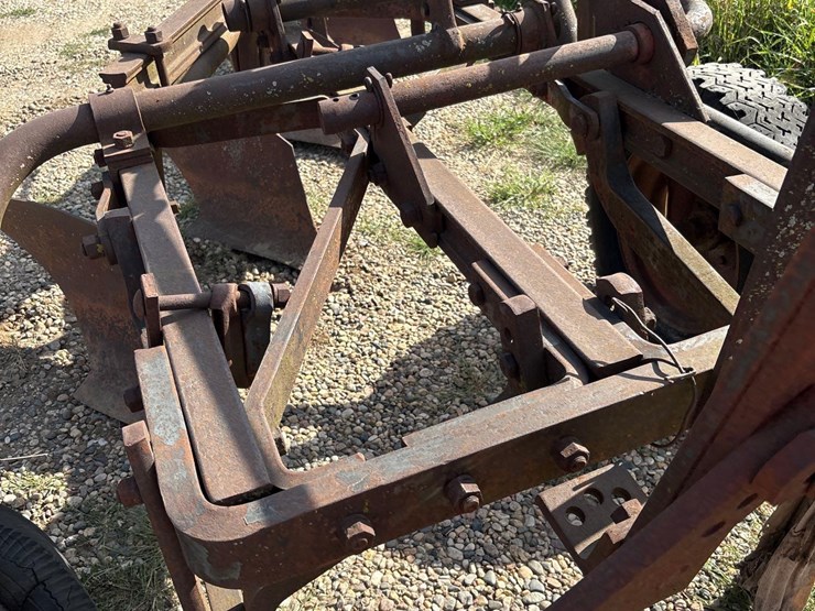 international-4-bottom-plow-image-13