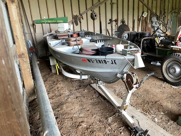 #5492-•-14'-alumacraft-boat-with-chrysler-20hp-outboard-motor-image-2