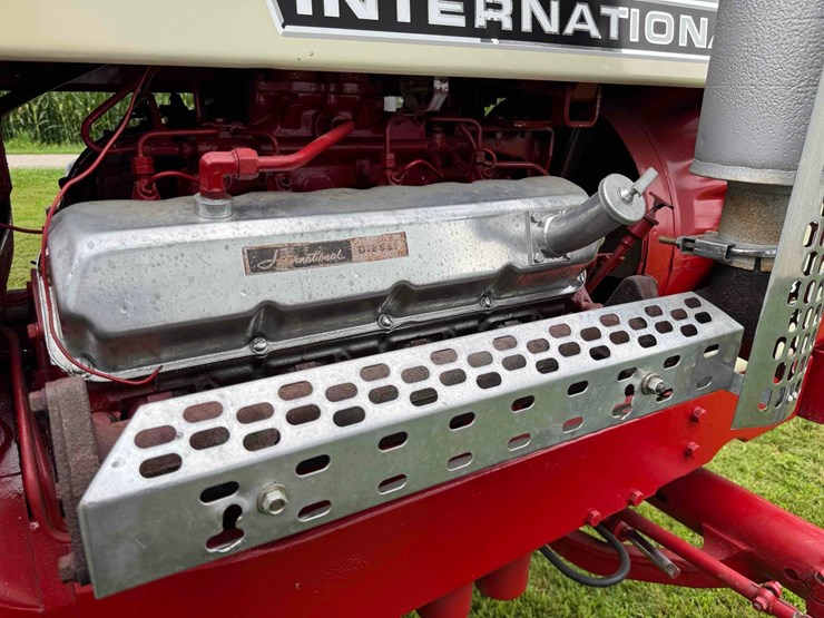 1974-ih-1568-tractor-image-44