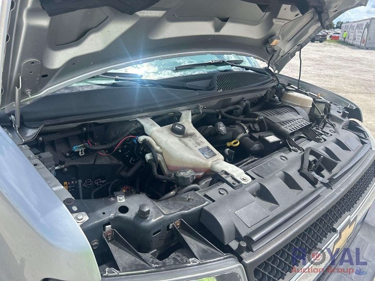 2017-chevrolet-express-lt-passenger-van-image-8