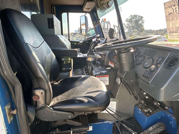 2016-crane-carrier-co.-low-entry-new-way-31asl-31yd-side-loader-garbage-truck-image-15