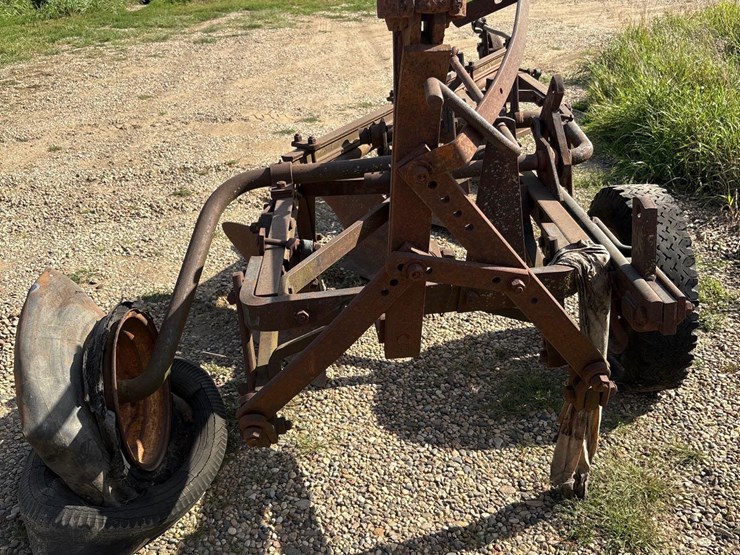international-4-bottom-plow-image-2