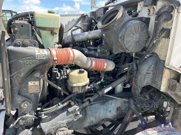 2009-peterbilt-335-image-7