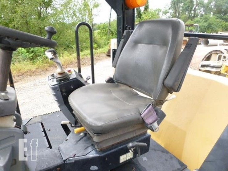 2014-caterpillar-cb64-image-9
