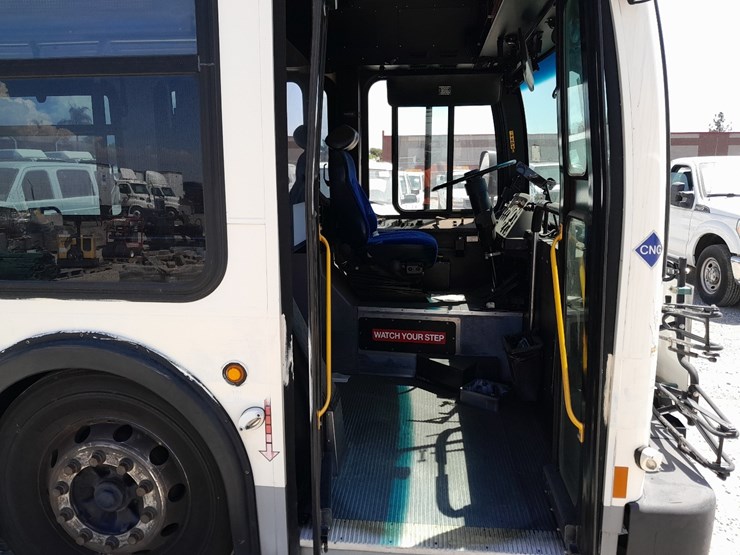 lot#-409-2007-new-flyer-c40lfr-transit-bus-image-5