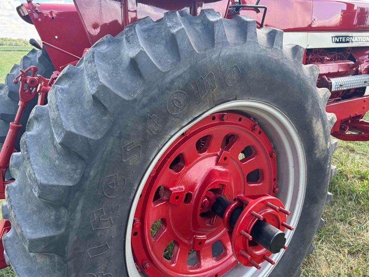 1972-ih-1468-tractor-image-13