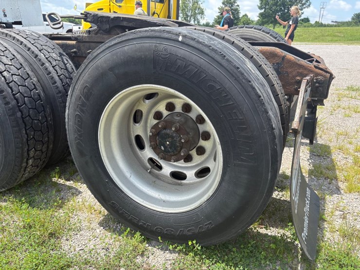 2010-peterbilt-386-image-11