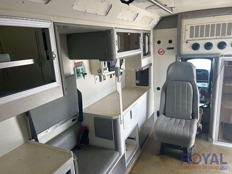 2012-freightliner-m2-106-braun-ambulance-image-27