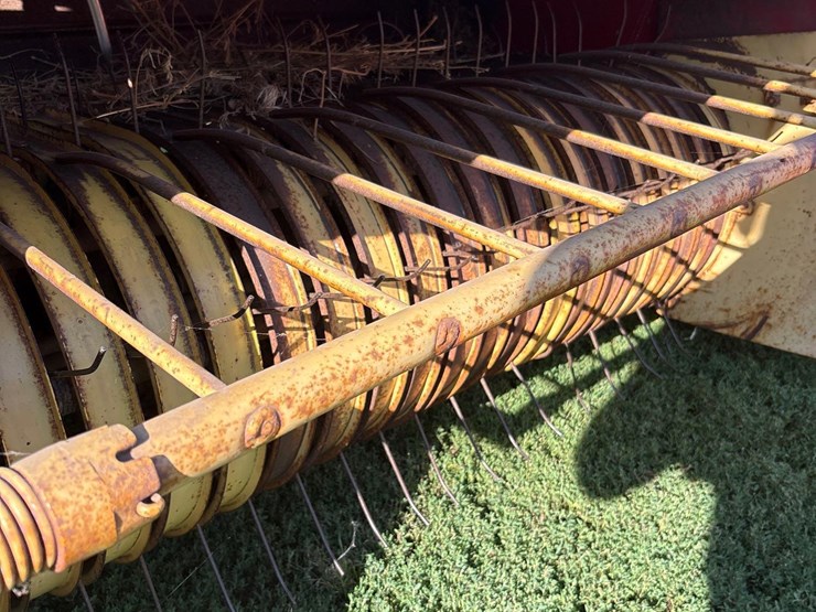 new-holland-275-image-25