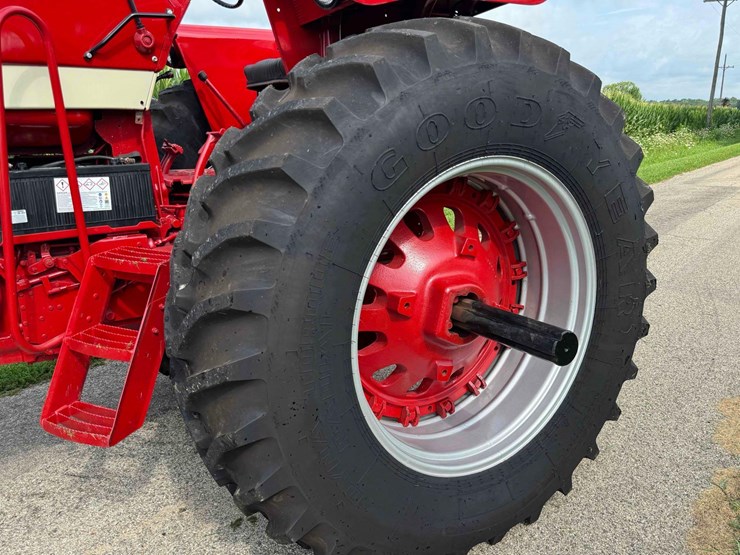 1974-ih-1568-tractor-image-11