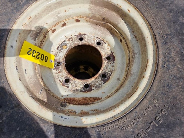 #232-•-(2)-16.5l-x-16.1-tires-&-8-bolt-rims-image-7
