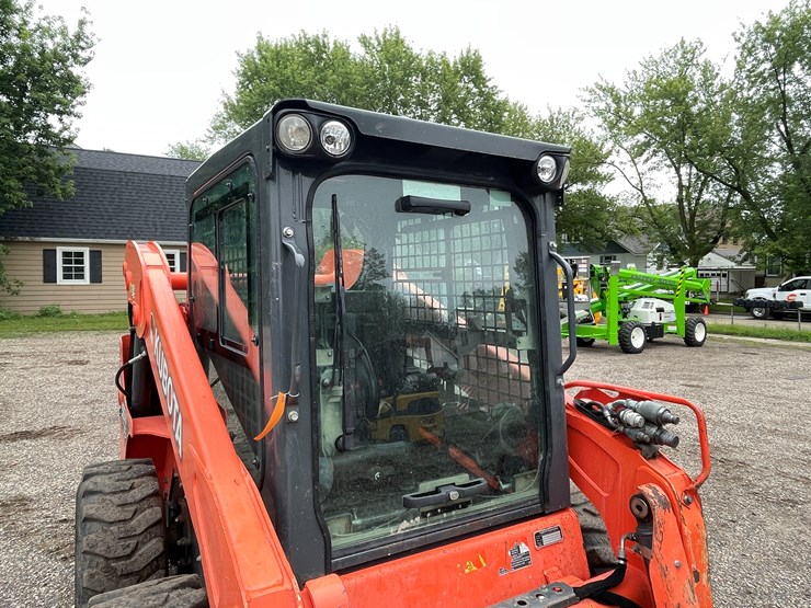 2016-kubota-ssv75-image-35