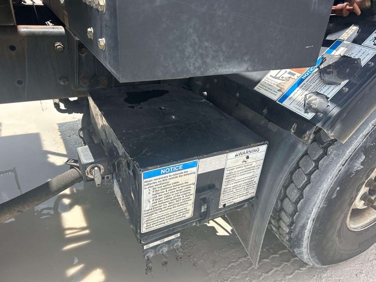 2012-crane-carrier-low-entry-t/a-rear-loader-garbage-truck-image-17