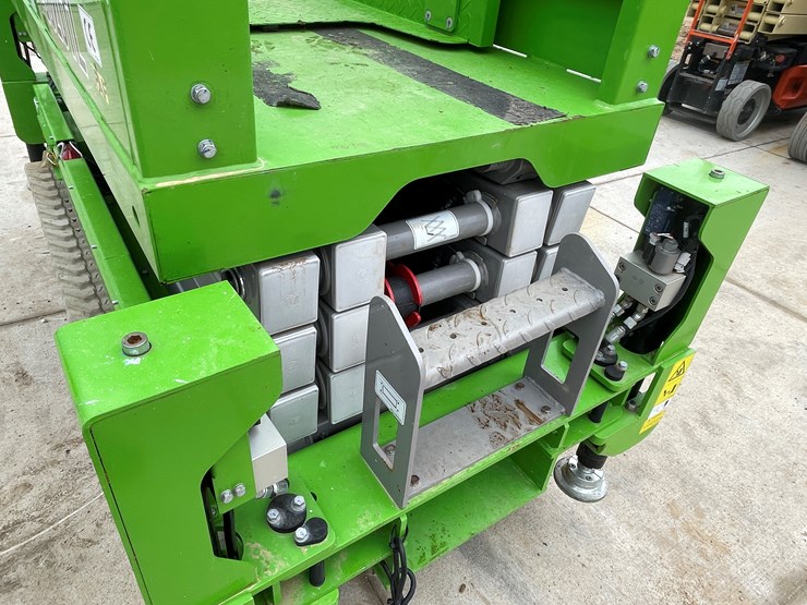 #120-•-2024-frontier-f3820tl-track-drive-scissors-lift-with-outriggers-image-25