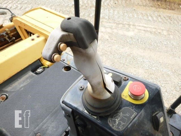 2014-caterpillar-cb64-image-7