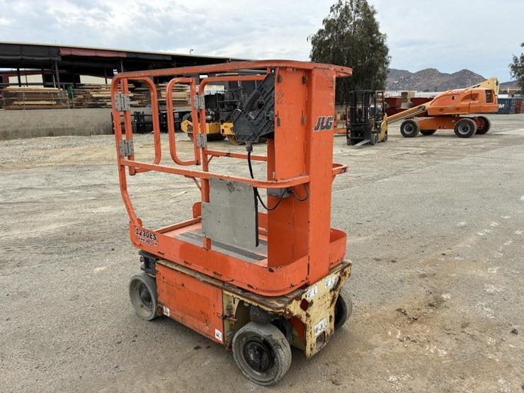 2010-jlg-1230es-image-2