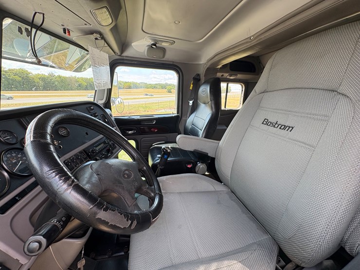 2013-peterbilt-367-image-19