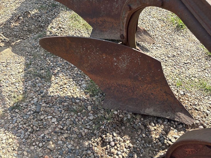 international-4-bottom-plow-image-15