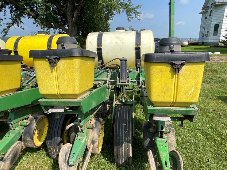 #5551-•-john-deere-p7000-planter-seeder-image-31
