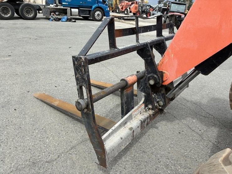 2013-jlg-8042-image-5