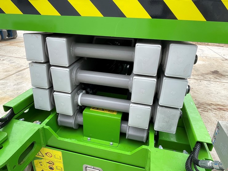 #120-•-2024-frontier-f3820tl-track-drive-scissors-lift-with-outriggers-image-15