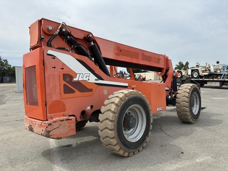 2013-jlg-8042-image-2