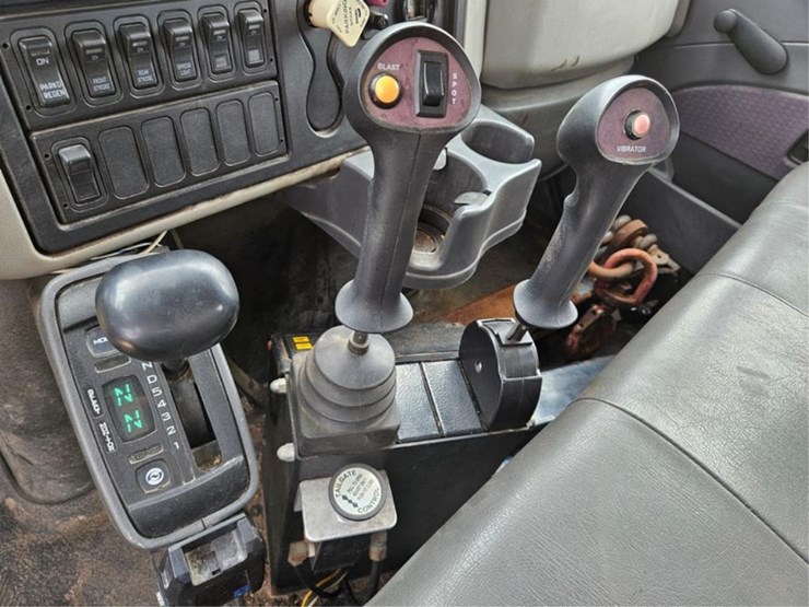 #318-•-2013-ih-7000-work-star-dump-truck-image-46