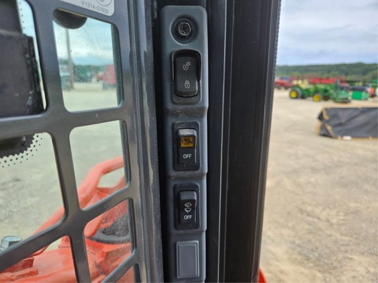 kubota-ssv75-image-24
