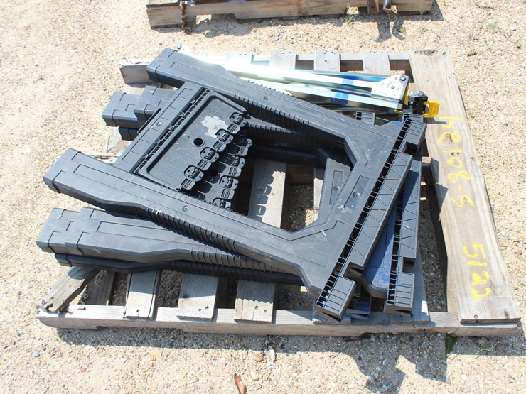 #5122-•-lot-of-metal-and-plastic-saw-horse-image-2