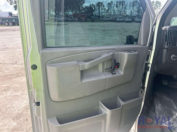 2017-chevrolet-express-lt-passenger-van-image-13