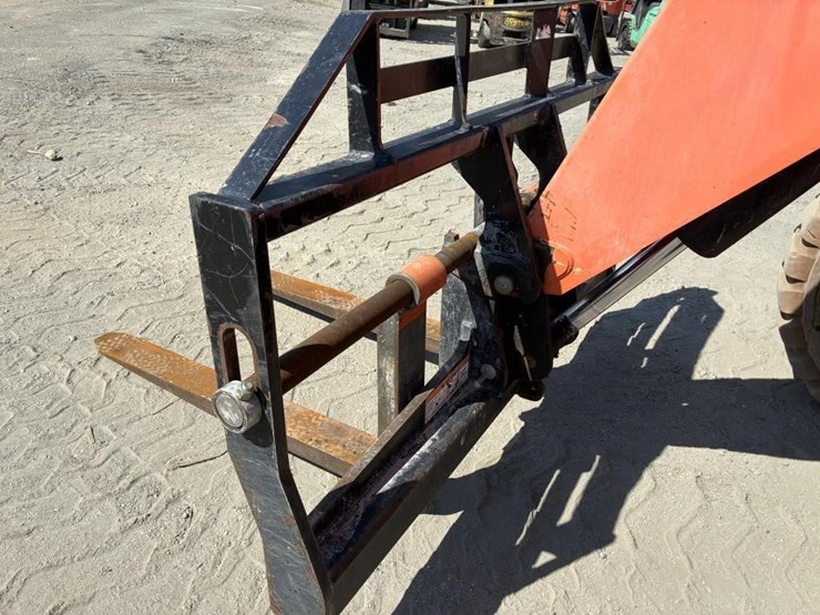 2013-jlg-8042-image-8