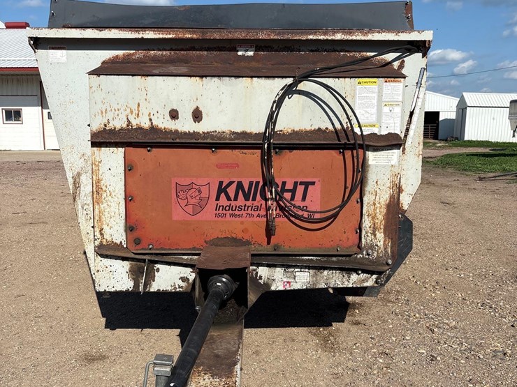 pro-twin-slinger-8030-manure-spreader-image-2