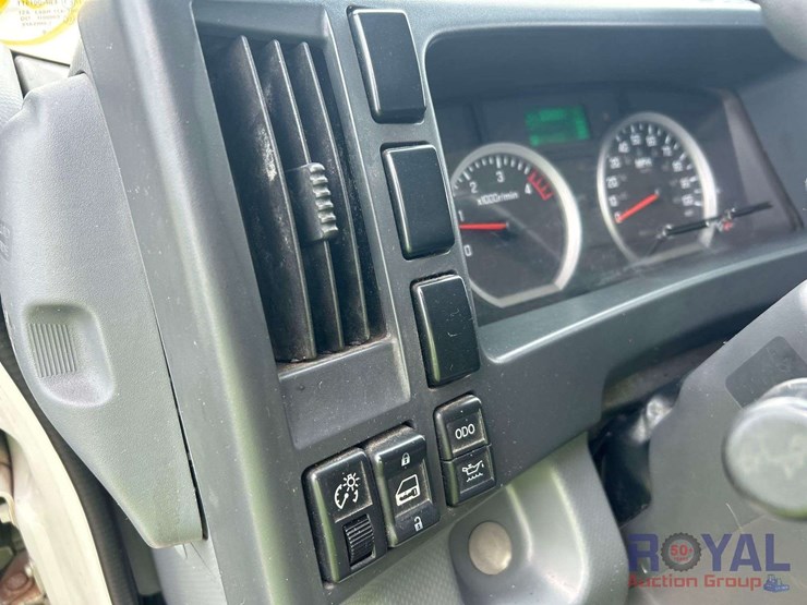 2016-isuzu-npr-landscape-dump-truck-image-13