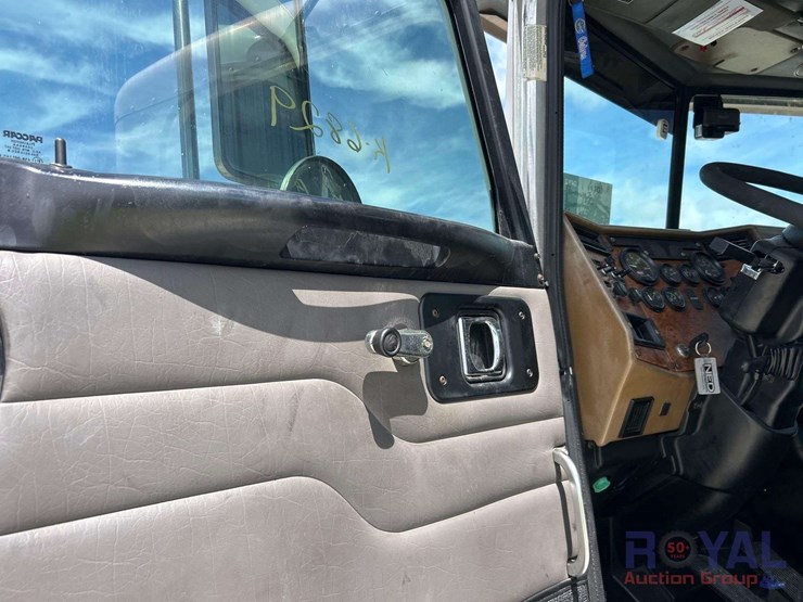 2009-peterbilt-335-image-14
