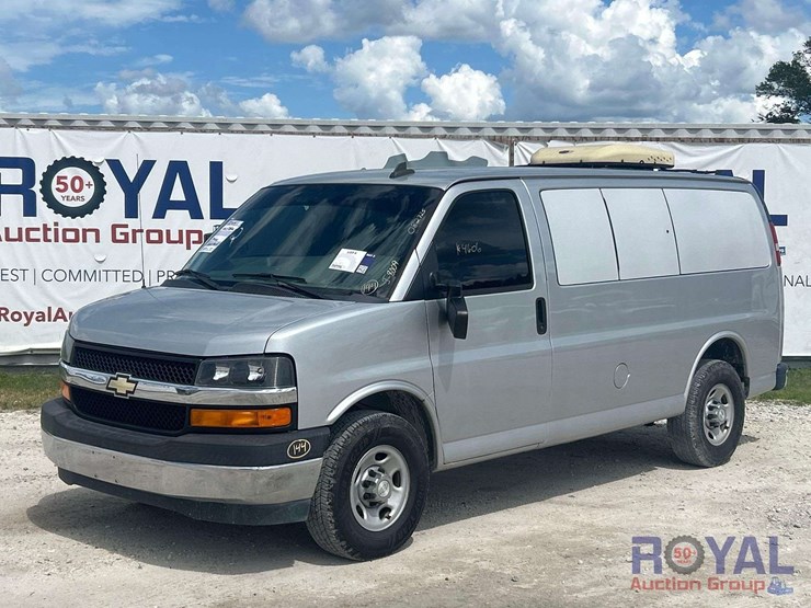 2017-chevrolet-express-lt-passenger-van-image-1