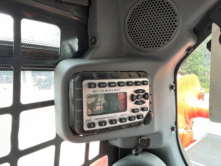 2016-kubota-ssv75-image-41