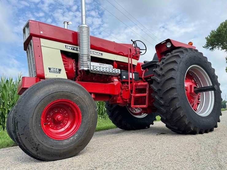 1974-ih-1568-tractor-image-2