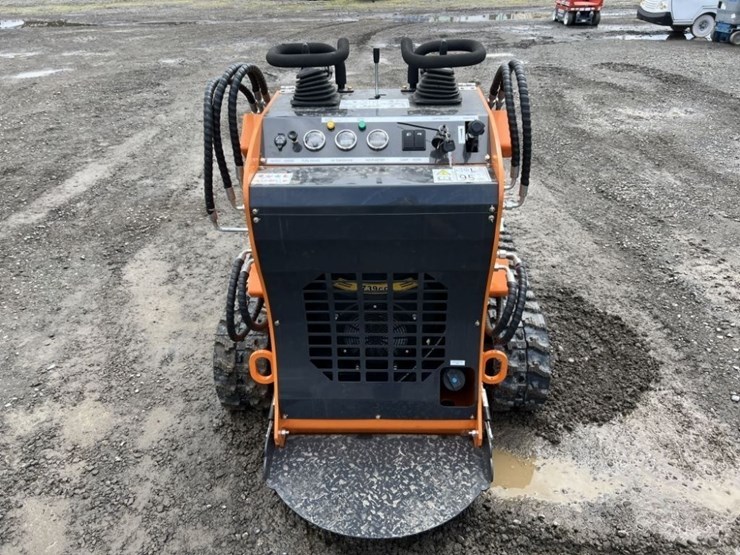 2025-land-hero-ldh-460-mini-compact-track-loader-image-5