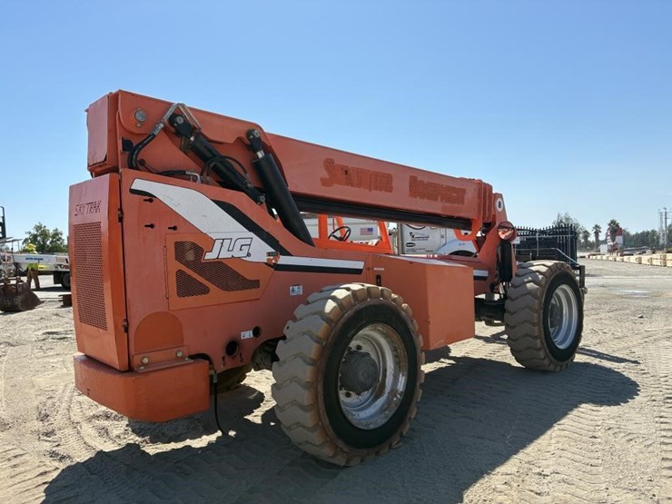 2013-jlg-8042-image-3