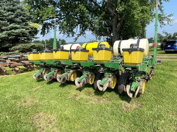 #5551-•-john-deere-p7000-planter-seeder-image-5