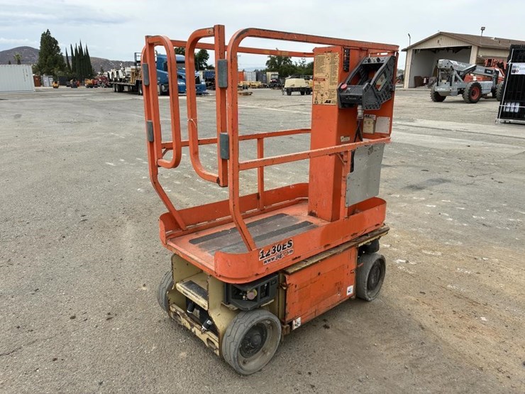 2010-jlg-1230es-image-3