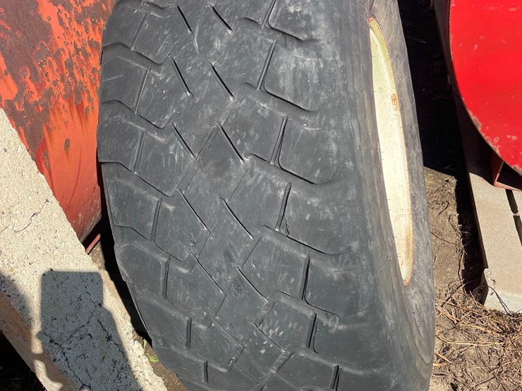 michelin-445/65r22.5-wagon-tire-image-2