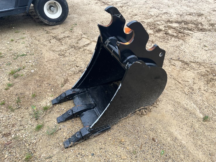 #214-•-kubota-18"-mini-excavator-bucket-image-1